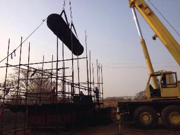 Controlled lifting and extraction of a tube bundle for heat-exchanger intervention.